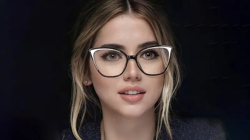 خرید عینک طبی گربه ای با فریم فلزی، طلایی و سیاه رنگ برند Tiffany & Co مدل 8355 | فروشگاه آرکوشاپ خرید عینک طبی گربه ای با فریم فلزی، طلایی و سیاه رنگ برند Tiffany & Co مدل 8355 | فروشگاه آرکوشاپ