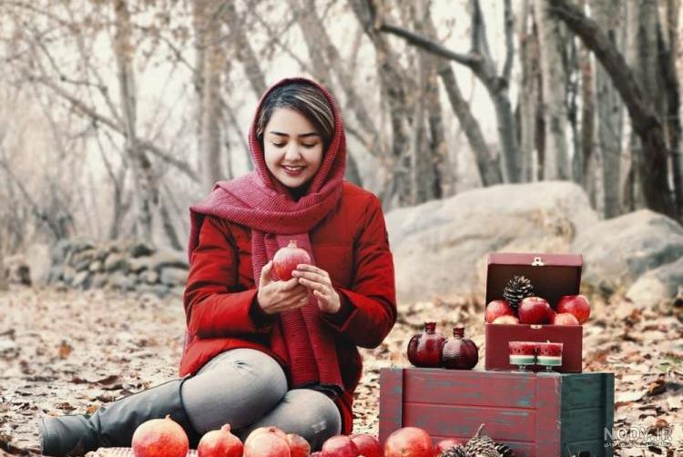 ژست مخصوص شب یلدا با سبد میوه