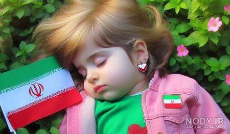 دختری با کاپشن صورتی و گوشواره قلبی