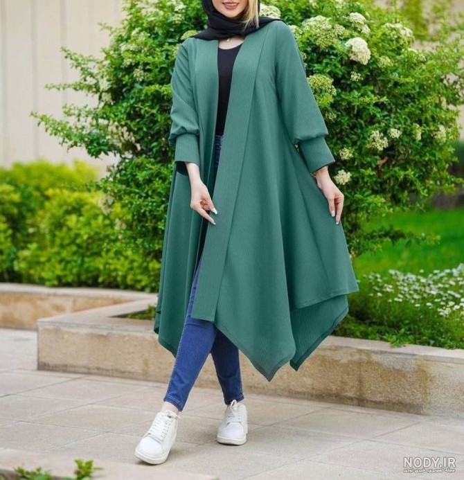 مدل مانتو تابستانی حریر مشکی، کوتاه و گلدار با جذابیت بی نظیر و شیکی بی مانند است.