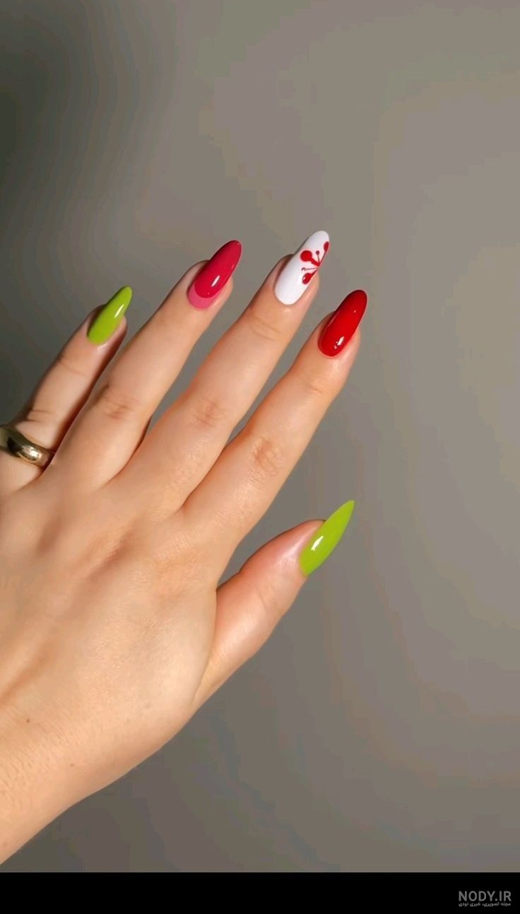 مدل ناخن یلدایی جدید و شیک ۲۰۲۵ با لاک، سبز و قرمز، مناسب دخترانه و عروس در yalda cosmetics