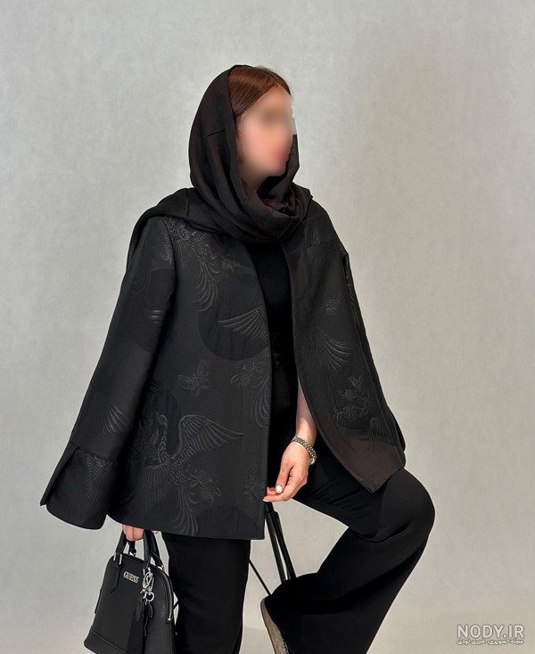 جدیدترین مدل مانتو ژاکارد مشکی طرح دار بلند و مجلسی در سال ۱۴۰۴