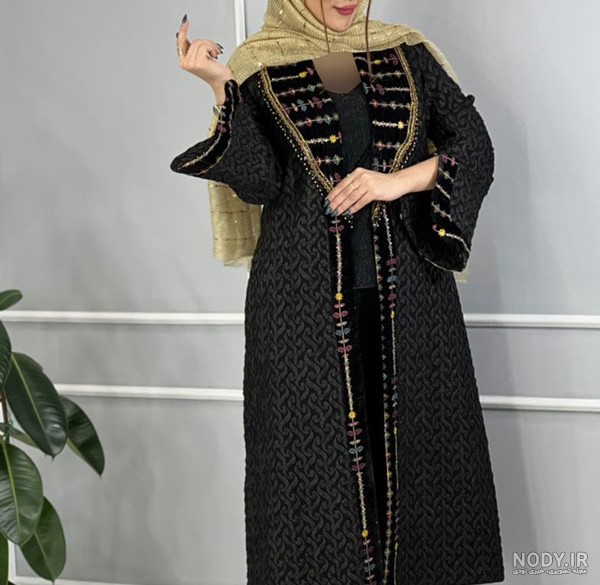 جدیدترین مدل مانتو ژاکارد مشکی طرح دار بلند و مجلسی در سال ۱۴۰۴