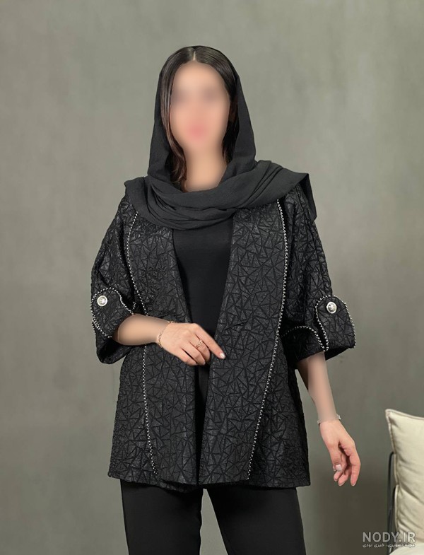 مدل مانتو ژاکارد مشکی طرح دار بلند و مجلسی در سال ۱۴۰۴