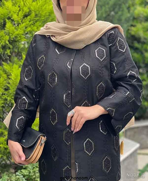 مدل های مانتو مشکی ترکیبی جدید و مجلسی با تور، گیپور و پارچه های سوزن دوزی در سال ۱۴۰۴
