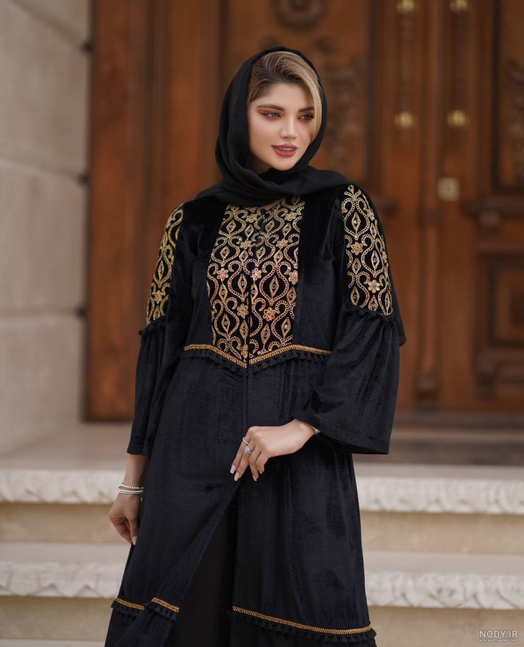 تصاویر مدل مانتو مخمل کبریتی، بلند، شیک و آینه ای برای پاییز 1404 و 2025