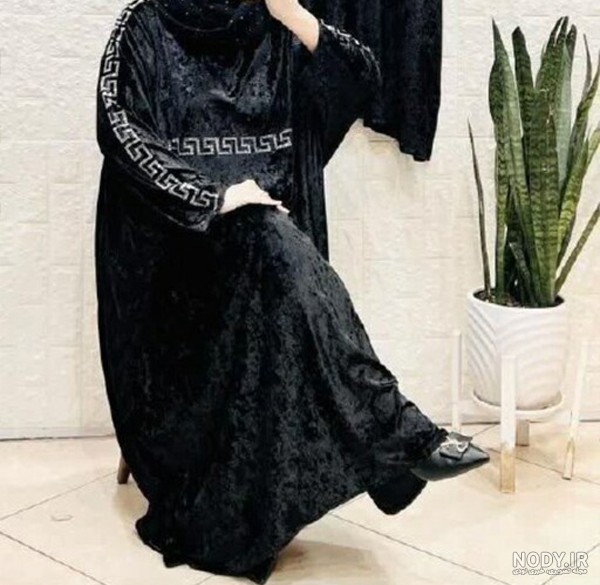 مدل مانتو عبایی مشکی مجلسی شیک و جدید، جلو باز، مخمل، نگین دار و کوتاه در سال 1404