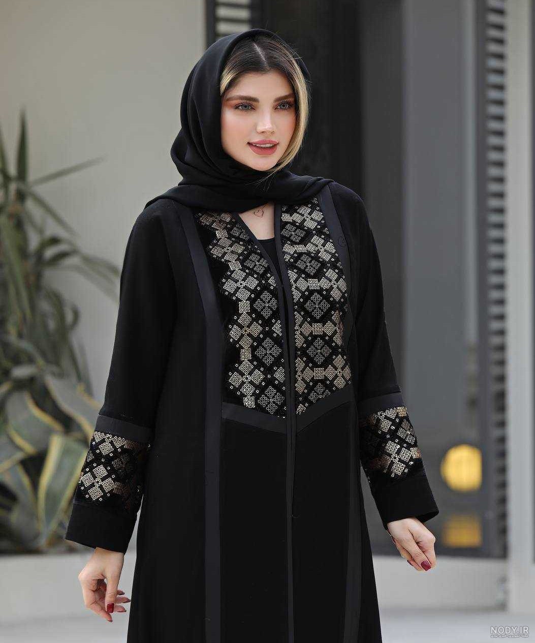 مدل های مانتو مشکی مجلسی شیک و جدید سال ۱۴۰۴ برای زنان و دختران