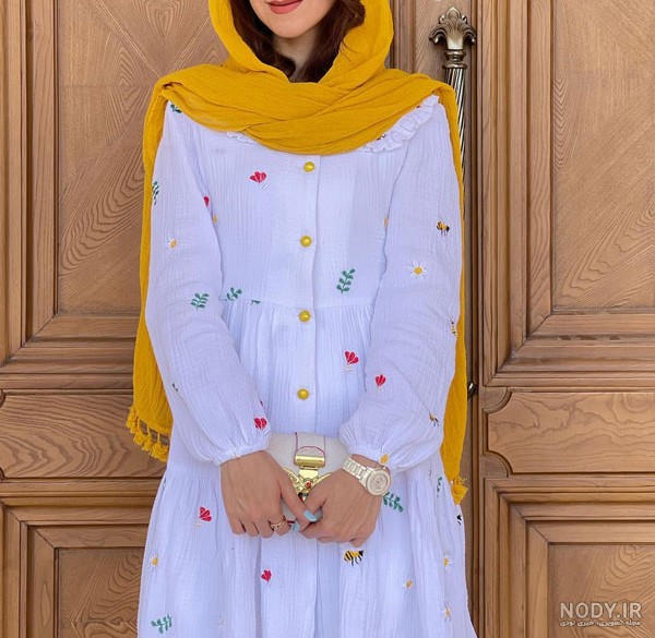 تصویری از مدل مانتو نخی گلدار دکمه دار بلند و شیک در سال 1404؛ لباس نخی زنانه و پیراهن نخی گلدار بلند با دکمه های زیبا