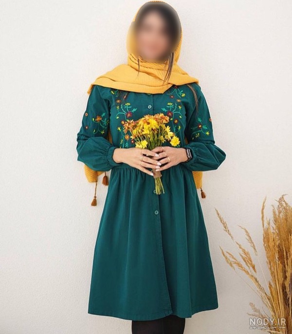 تصاویر مدرن مانتو نخی گلدار دکمه دار بلند و زنانه در سال ۱۴۰۴ با طراحی های جدید و جذاب