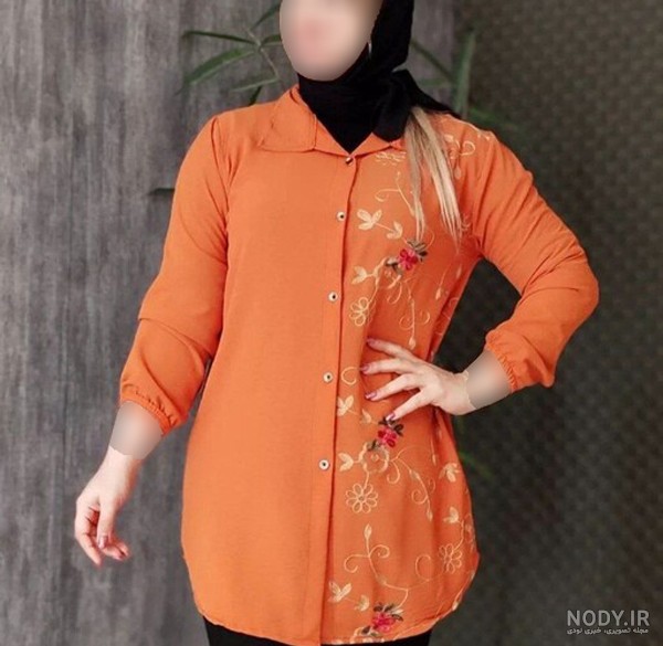تصویر مدل مانتو نخی گلدار دکمه دار بلند و زنانه در سال ۱۴۰۴ با طراحی حریر و دکمه دار