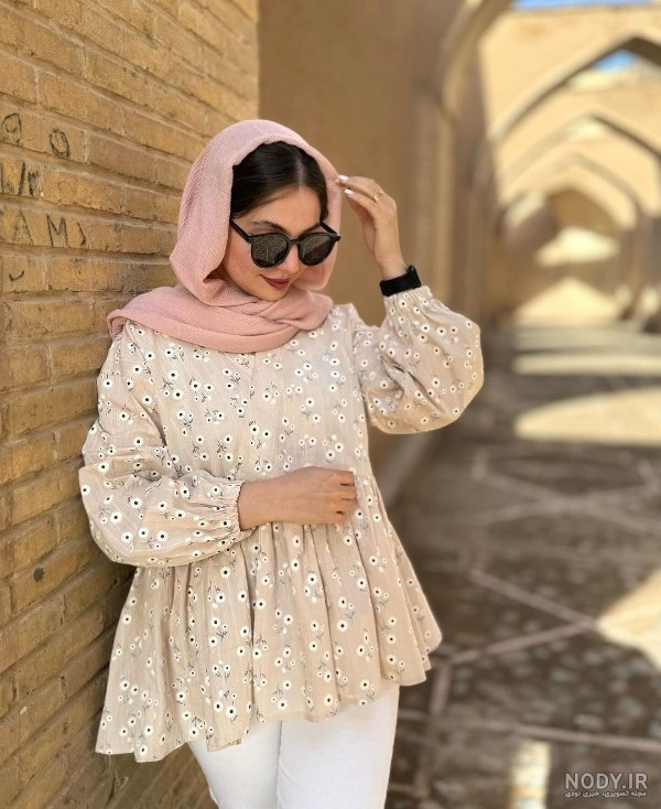 عکس های مدل مانتو نخی گلدار دکمه دار بلند و زنانه در سال ۱۴۰۴، با طراحی های حریر و دکمه دار برتر