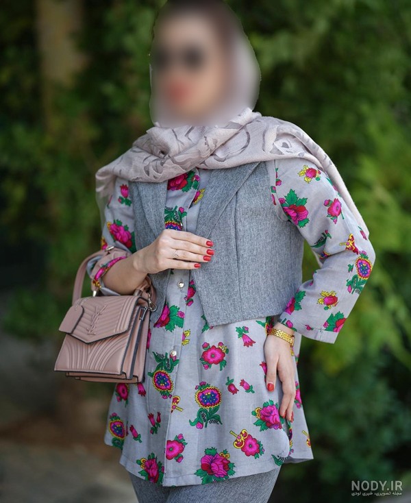 تصویر مانتو نخی گلدار دکمه دار بلند و زنانه در سال ۱۴۰۴، با مدل های حریر و دکمه دار مناسب سال ۲۰۲۵