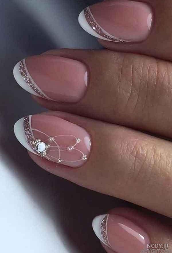 مدل های ناخن فرنچ اکلیلی متنوع و جدید با رنگ های قرمز، صورتی، سبز و بنفش در سال ۲۰۲۵