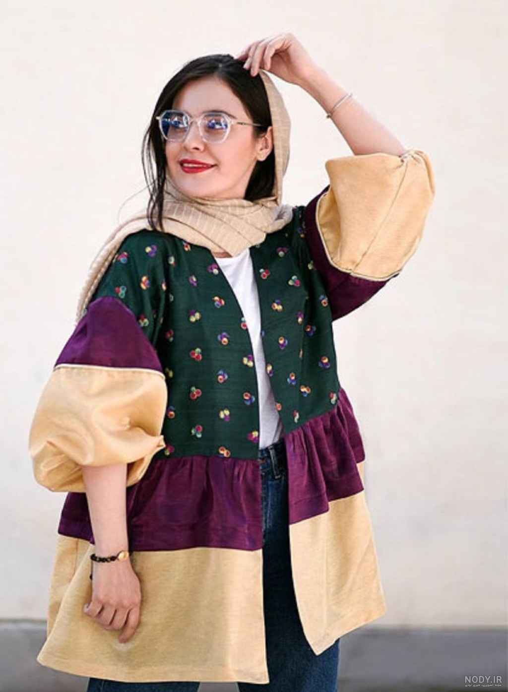 مدل مانتو تابستانی اسپرت دخترانه و زنانه ۱۴۰۴ با رنگ های مشکی و کوتاه در مجموعه مد روز