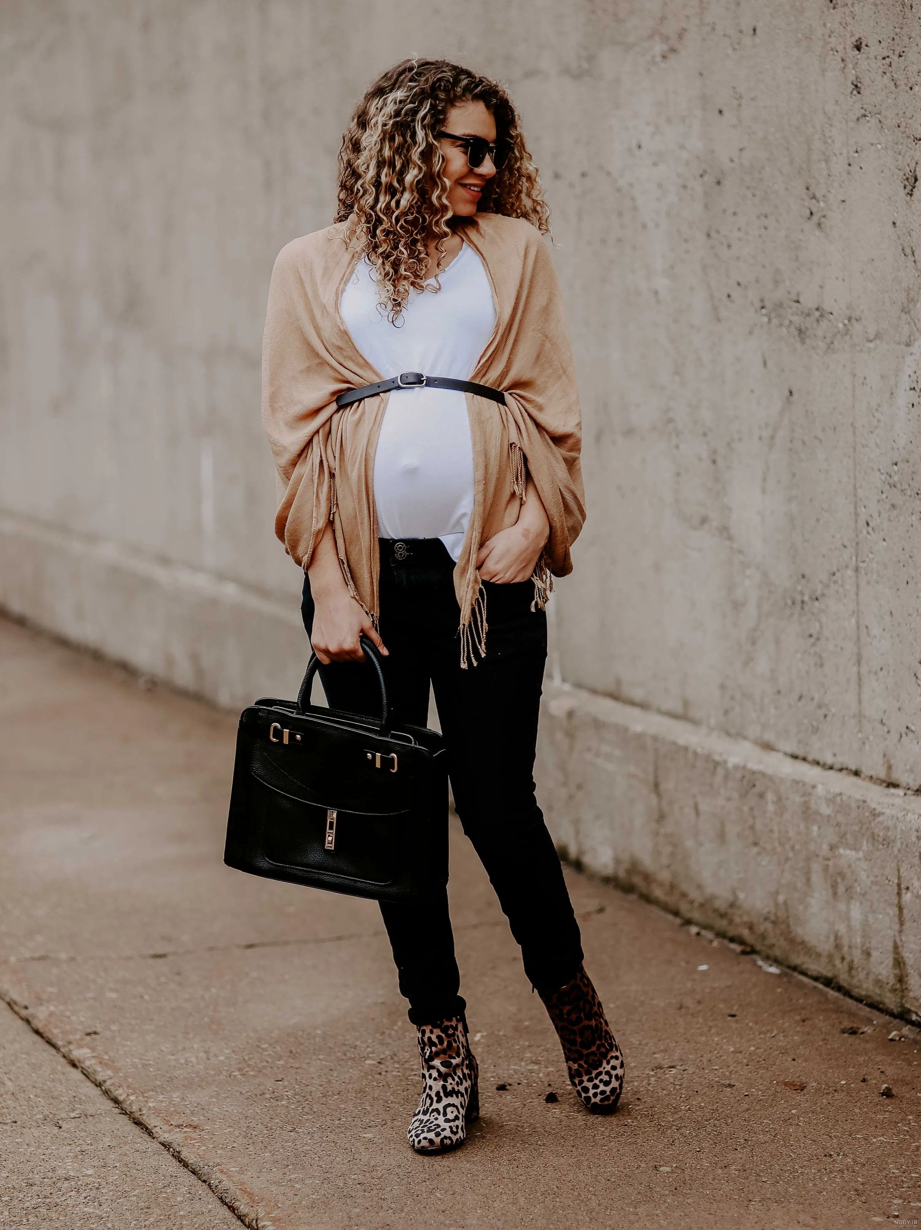 تصاویر مانتو پاییزی بارداری و استایل های autumn maternity outfits در سال 2025