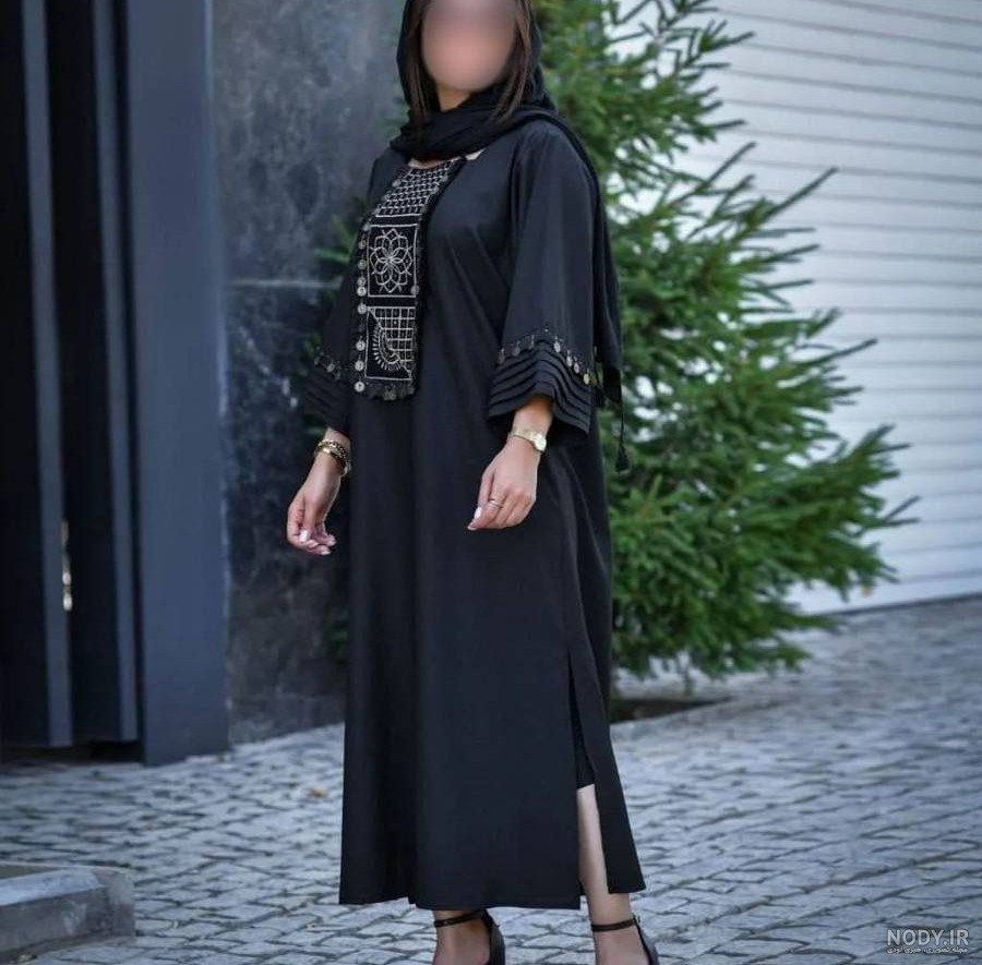 مدل مانتو عبایی حریر شیک و جدید با طرح دار، بلند و جلو باز در سال 2025