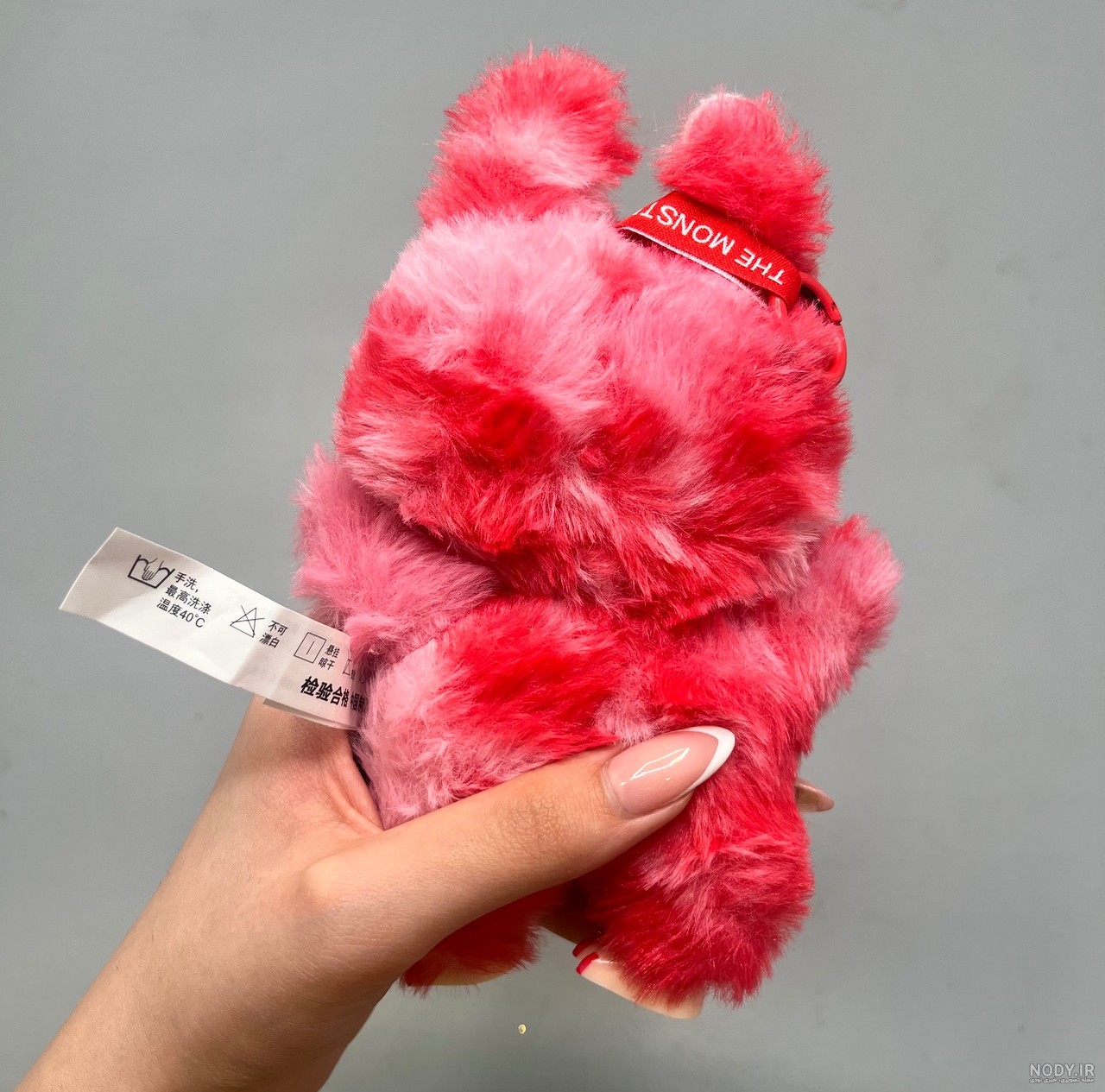 عکس لبوبو زرشکی و قورباغه در شهر با رنگ زرشکی و crimson fotobok 1404