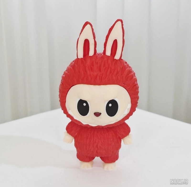 عکس لبوبو زرشکی و قورباغه در شهر، با رنگ زرشکی و Crimson Foto در سال 1404 و 2025