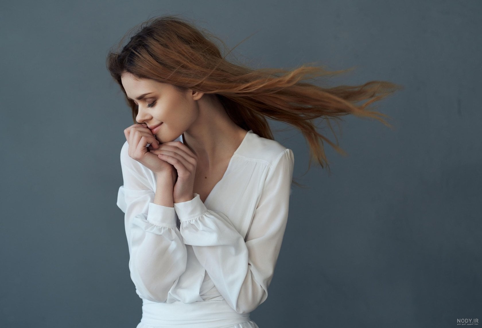 بهترین ژست های عکس دخترانه برای پروفایل اینستا در سال 1404، با حجاب، لاکچری و گوشی