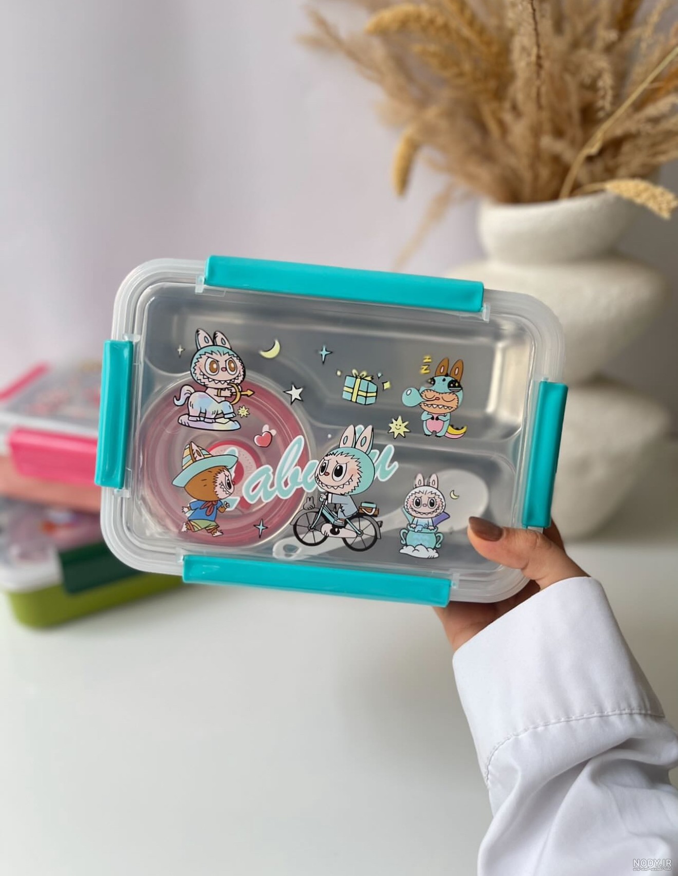 عکس ظرف غذای لبوبو، ظرف شفاف و سیاه با سبک های leoobalys doku و bobo light در سال 1404
